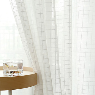 Dans la fenêtre de la grille Vérifiez le rideau de voile blanc Shimmery Sheer 1