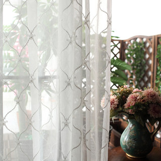 Fleur White Sheer Voile Rideaux avec Trellis brodés et détail royal
