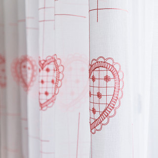 Rideaux voilés dorés au cœur brodé rose Détail 2