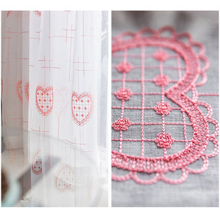Rideaux voilés dorés au cœur brodé rose Détail 4