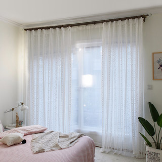 Fleurs délicates Rideau voilé blanc avec le détail de la colonne et un bord pétoncle 3