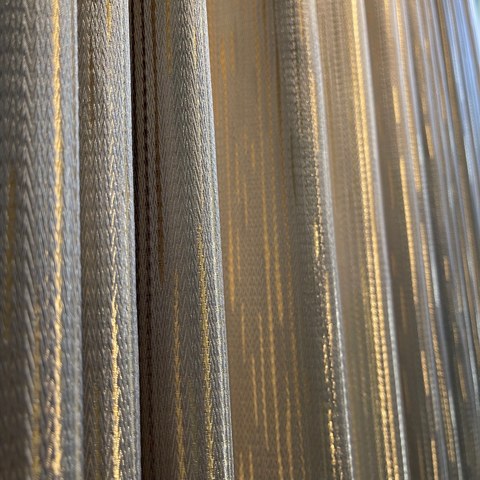 Sunbeam Glistening Subtle Textured Striped Champagne Or et Rideau Gris 1