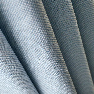Rideau bleu clair de printemps subtil