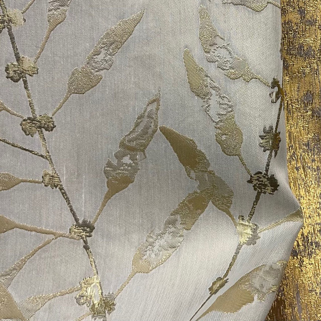 Dans les bois luxe Jacquard Shimmery Beige feuilles rideau avec des détails en or 1
