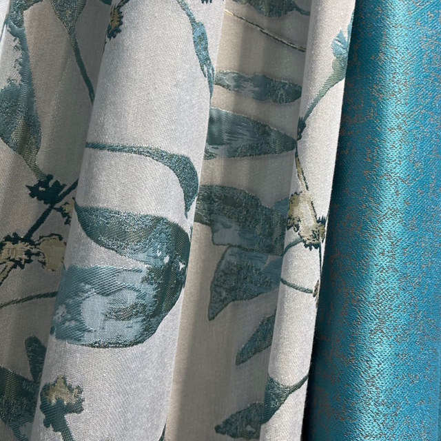 Dans les bois luxe Jacquard Shimmery Teal feuilles rideau avec des détails en or 1
