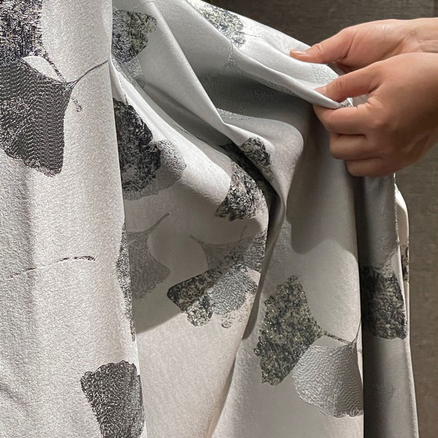 Asian Grove Luxe Jacquard Feuille de Ginkgo motifs Rideau gris argenté avec détails en or 1