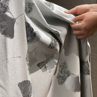 Asian Grove Luxe Jacquard Feuille de Ginkgo motifs Rideau gris argenté avec détails en or 1