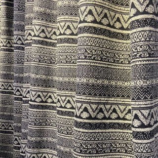 Rideau géométrique à rayures horizontales noir et blanc Aztec Ikat