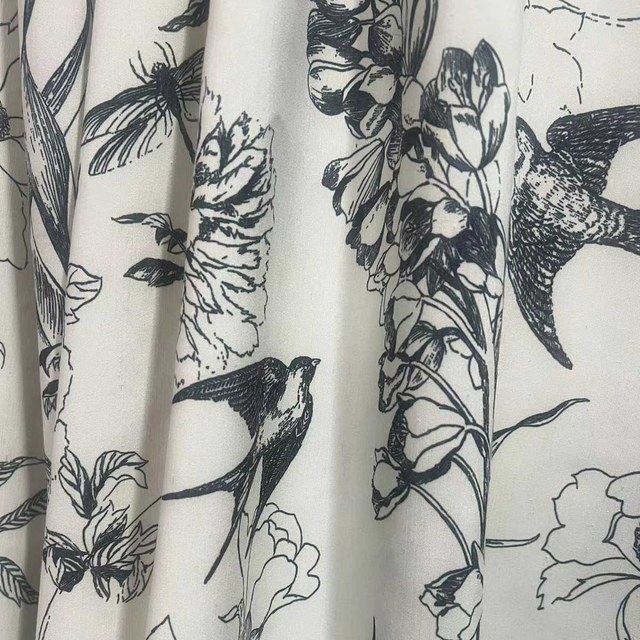 Rideaux floraux de style noir et blanc de printemps ailé 1