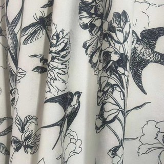 Rideaux floraux de style noir et blanc de printemps ailé
