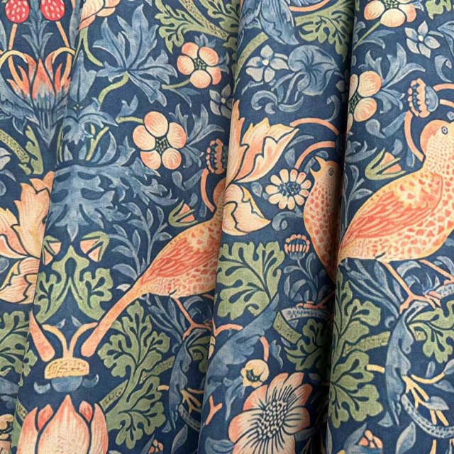 Voleur de fraises William Morris Rideau floral bleu marine Chenille 1