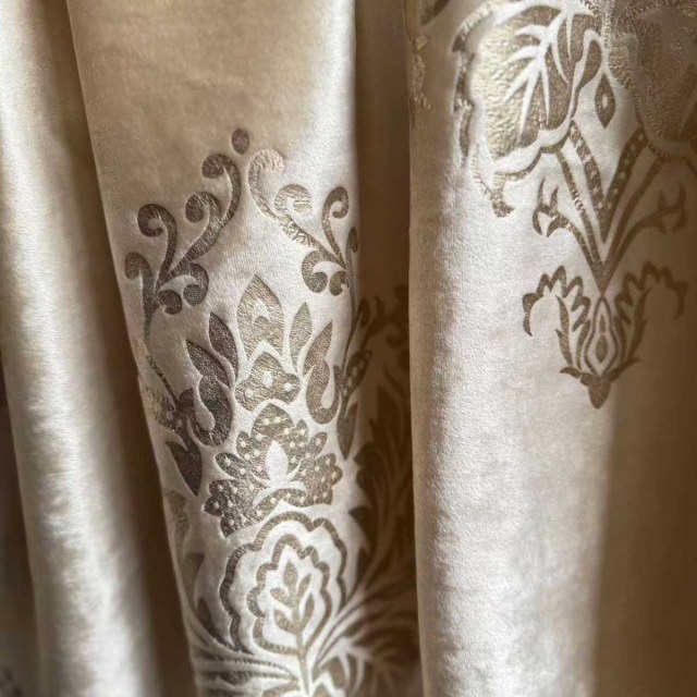 Crème de luxe patrimoniale et rideaux de velours damas dorés 1