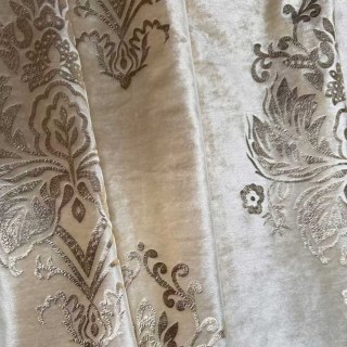 Crème de luxe patrimoniale et rideaux de velours damas dorés 4