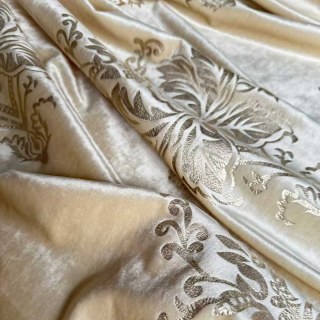 Crème de luxe patrimoniale et rideaux de velours damas dorés 3