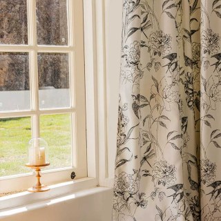 Rideaux floraux noir et blanc de printemps ailés